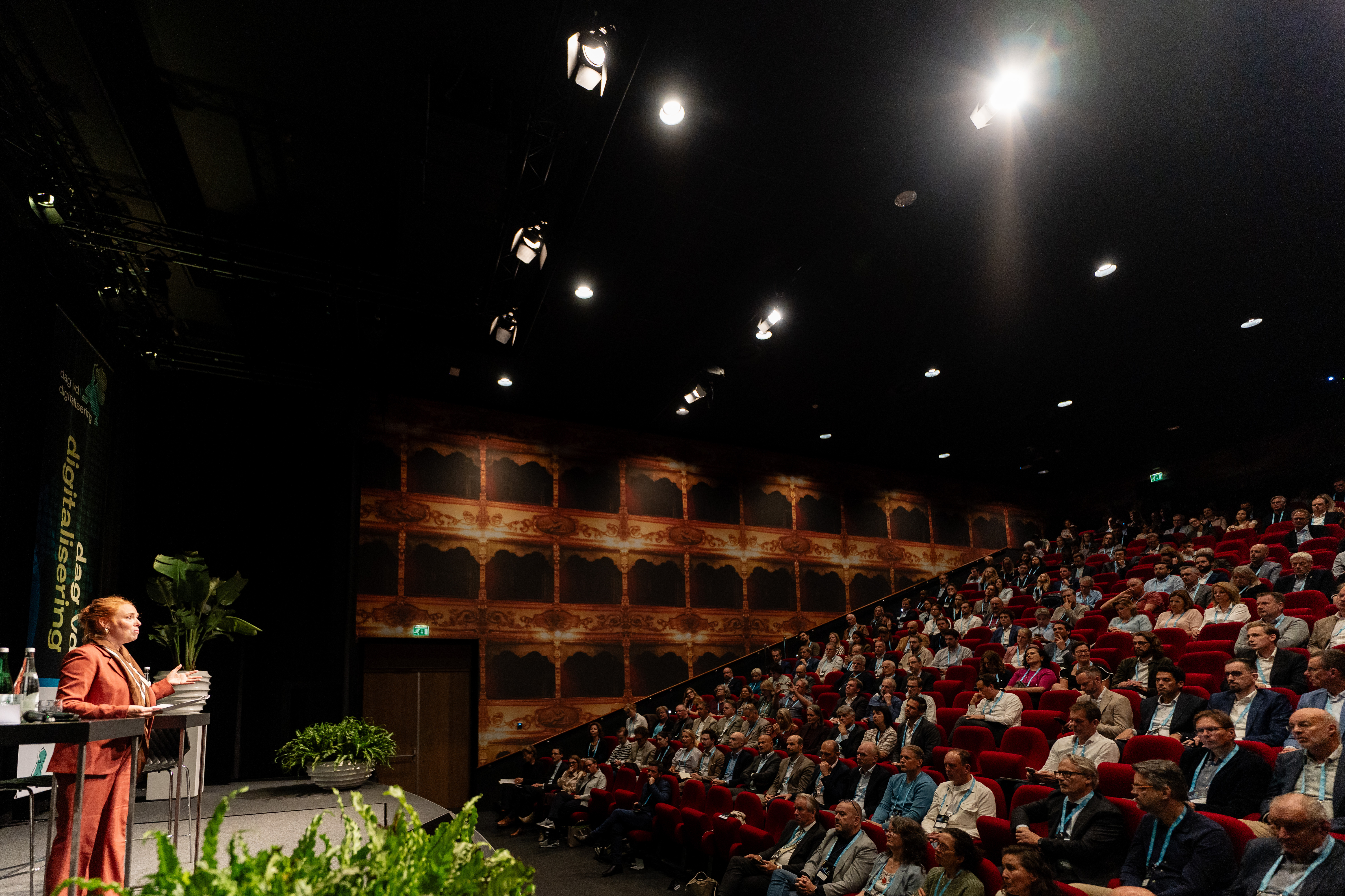 Staatssecretaris Willemijn Aerdts op DvdD 2026 met zaal
