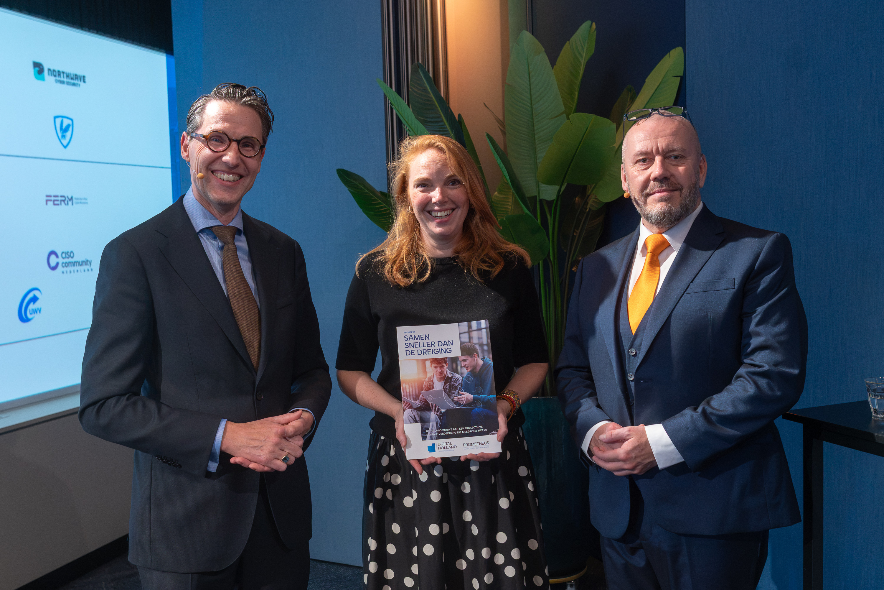 Frits, Dimitir en Willemijn Aerdts met manifest Prometheus