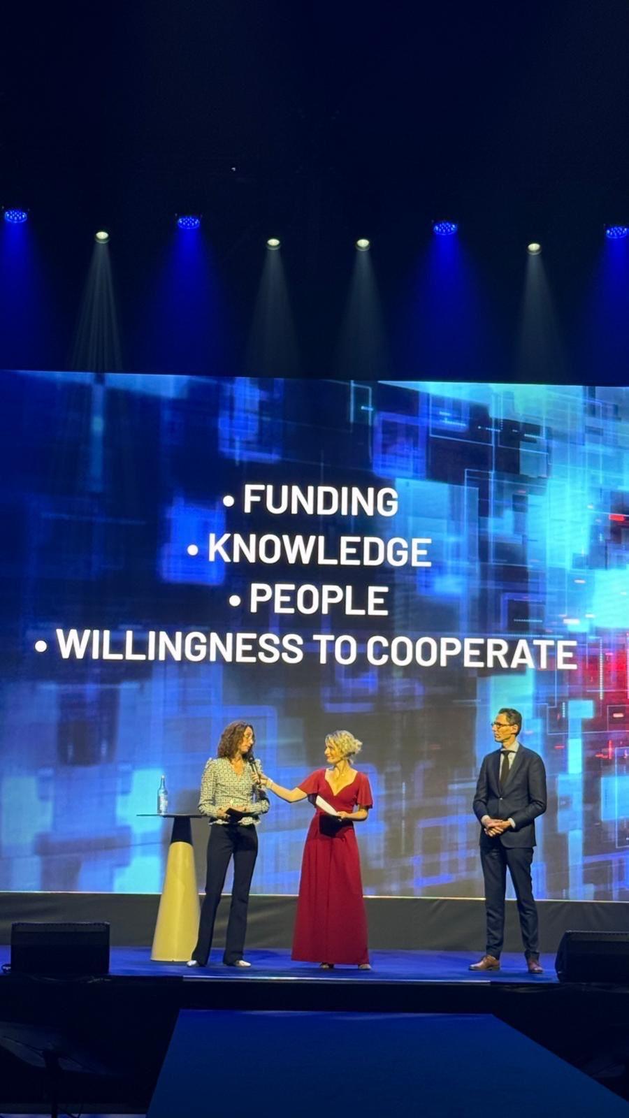 Leah Postma en Frits Grotenhuis aan het woord tijdens de Cyber Innovation Day.